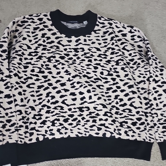 Bundle Of 2 Leopard Print Sweaters Tahari And Polly & Esther - Picture 5 of 7
